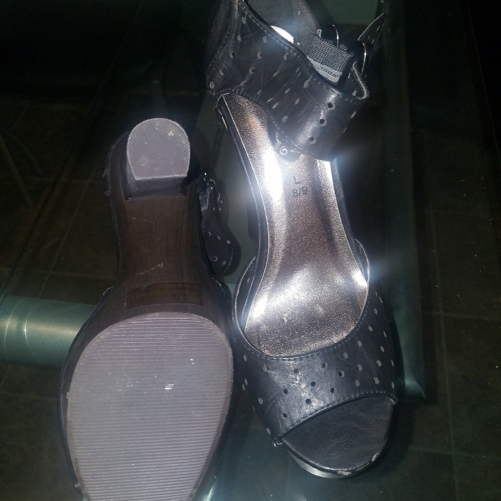 Heels - Picture 4 of 4